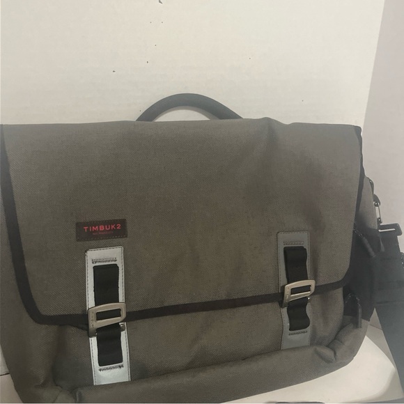 Timbuk2 Stuck In The Middle With You Messenger Bag Laptop Crossbody. In gray. - Picture 2 of 9